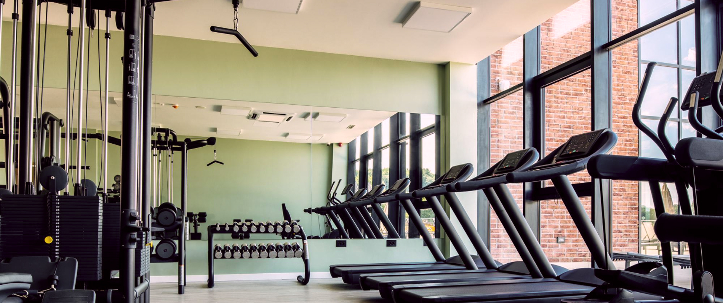 Фитнес-зал с штангами,гантелями итд